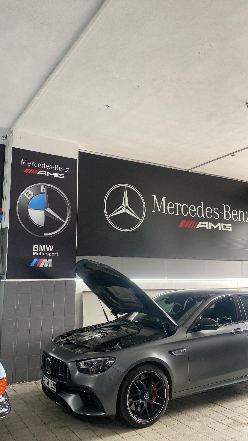 Üç Yıldızlar servisinde kaputu açık Mercedes-AMG