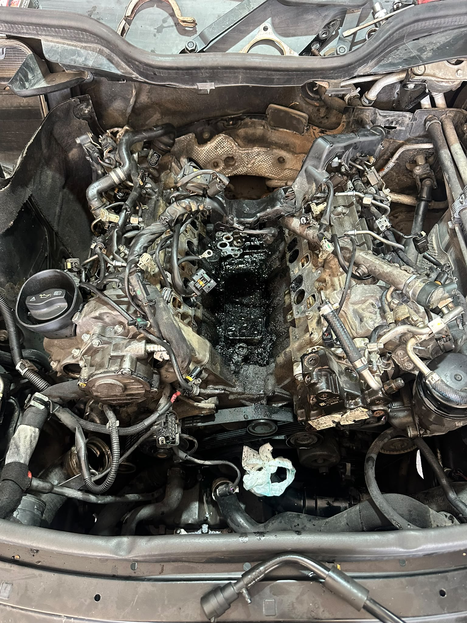 Söküm işlemi yapılan Mercedes-Benz motor bölümü