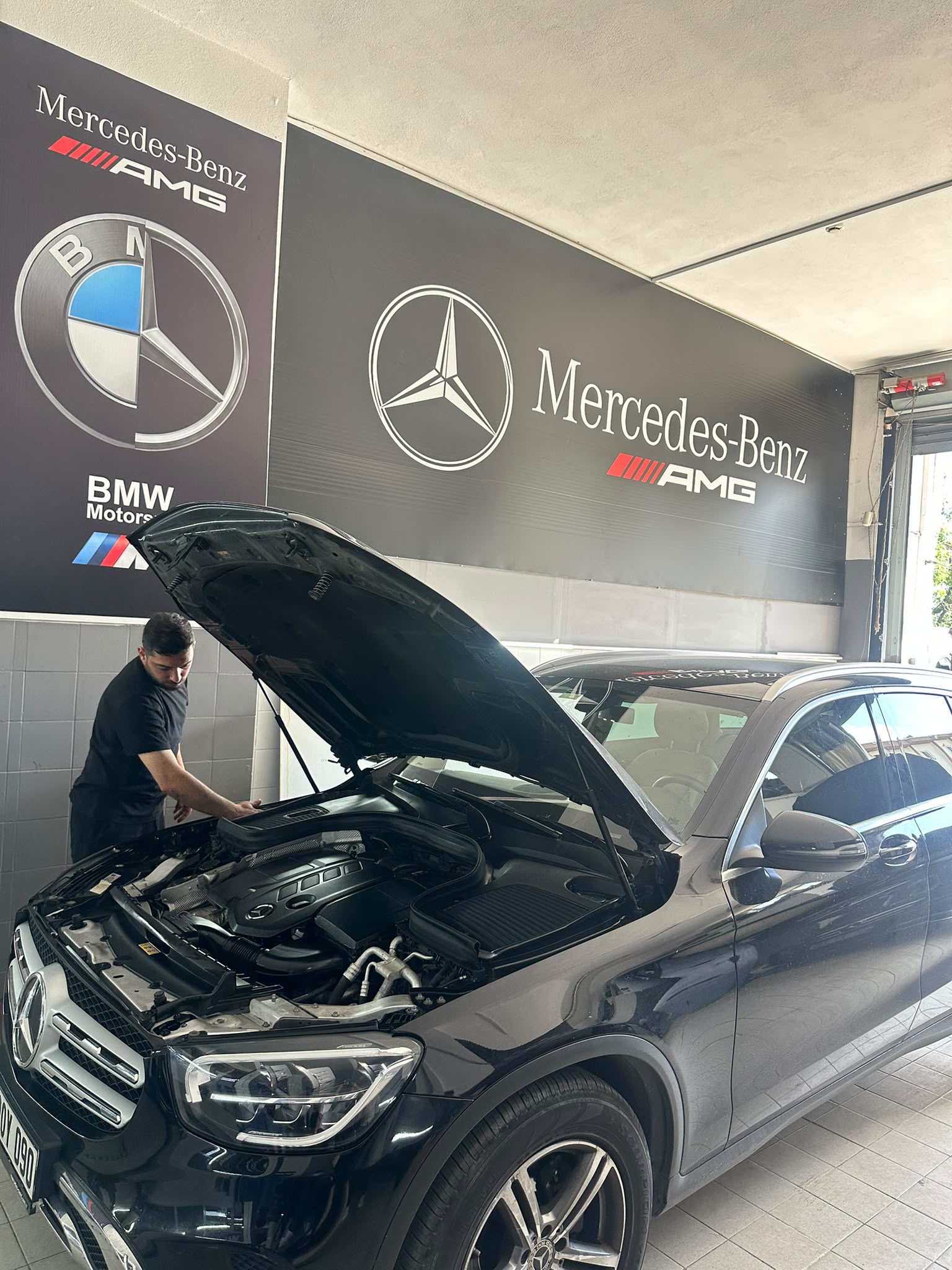 Üç Yıldızlar servisinde kontrol edilen Mercedes-Benz SUV