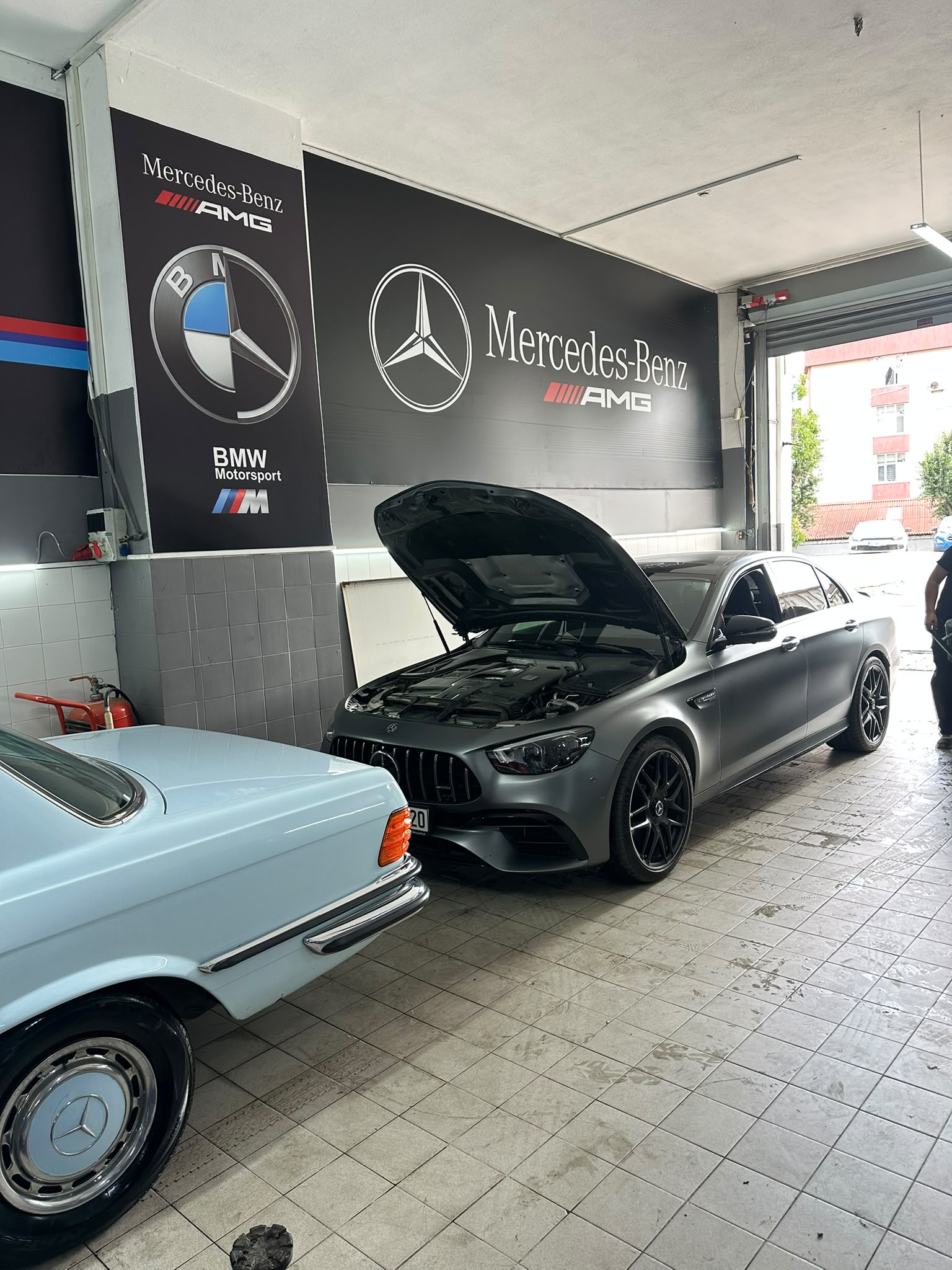 Servis alanında klasik ve güncel Mercedes-Benz araçlar