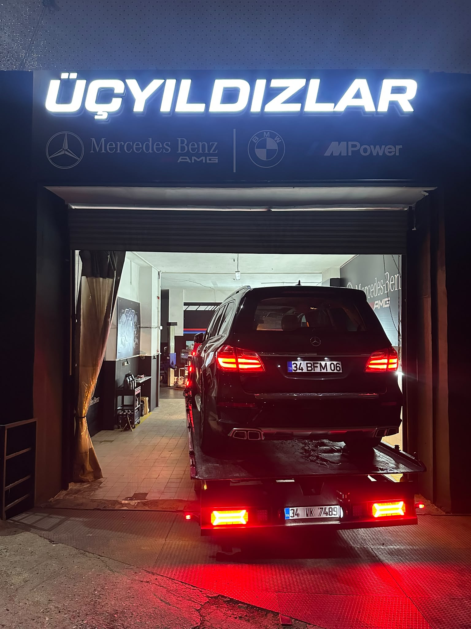 Üç Yıldızlar servis girişinde araç teslim görüntüsü