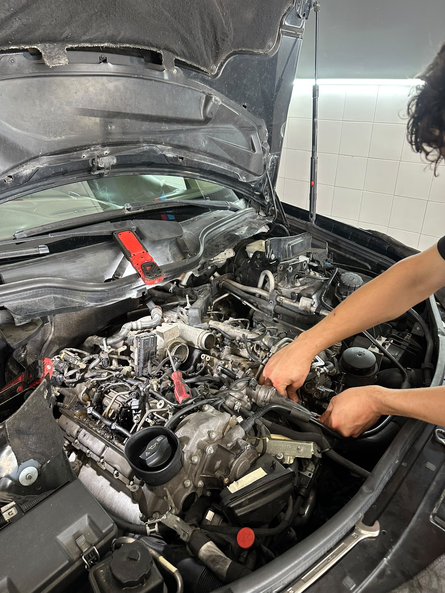 Mercedes-Benz motoru üzerinde çalışan servis ustası