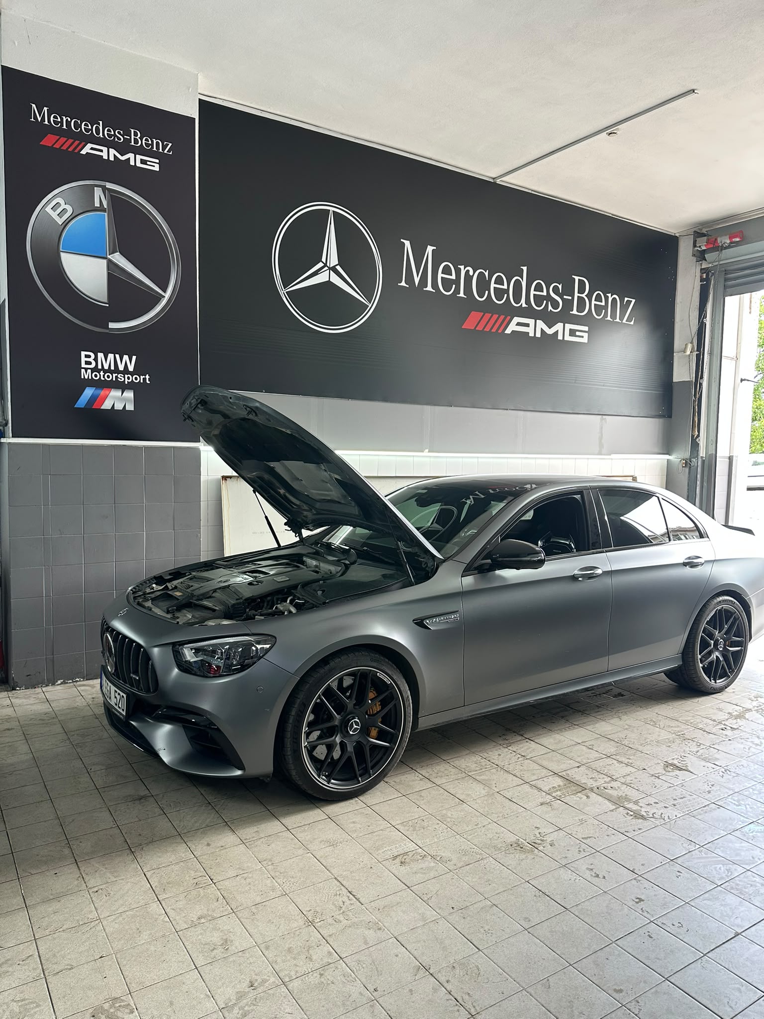 Üç Yıldızlar servisinde kaputu açık Mercedes-AMG
