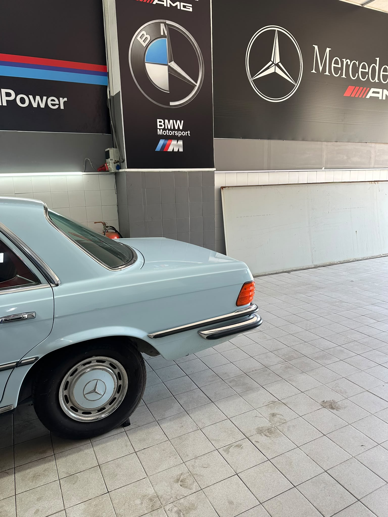 Servis alanında klasik Mercedes-Benz otomobil