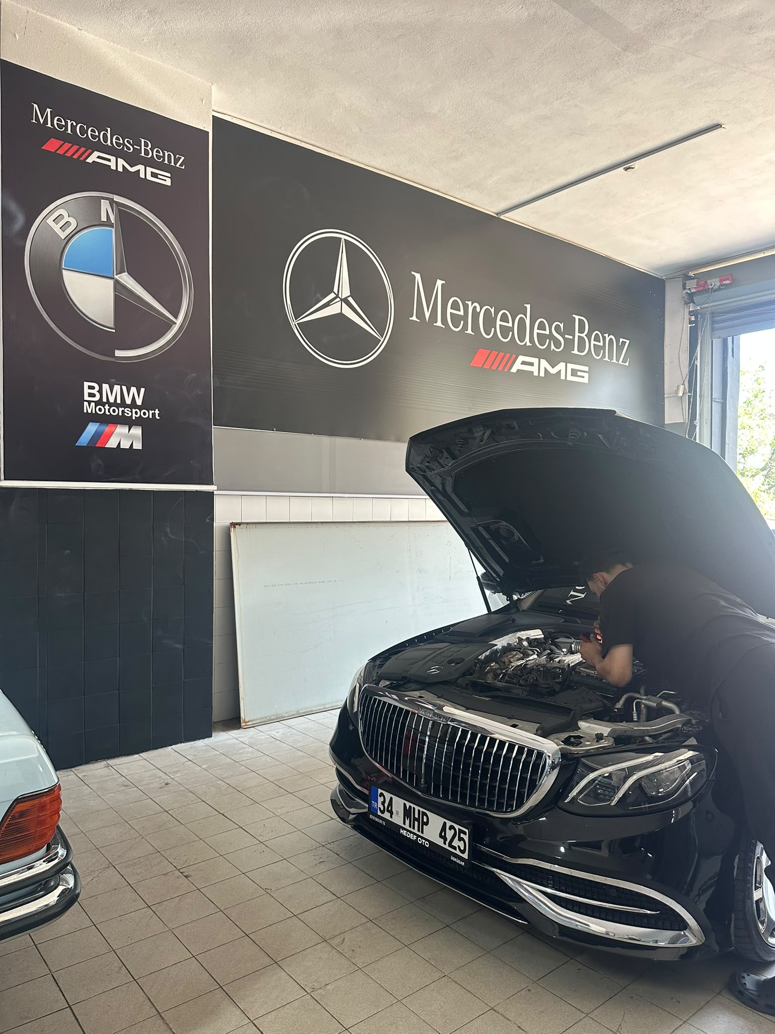 Üç Yıldızlar servisinde Mercedes-Benz motoru üzerinde çalışan usta