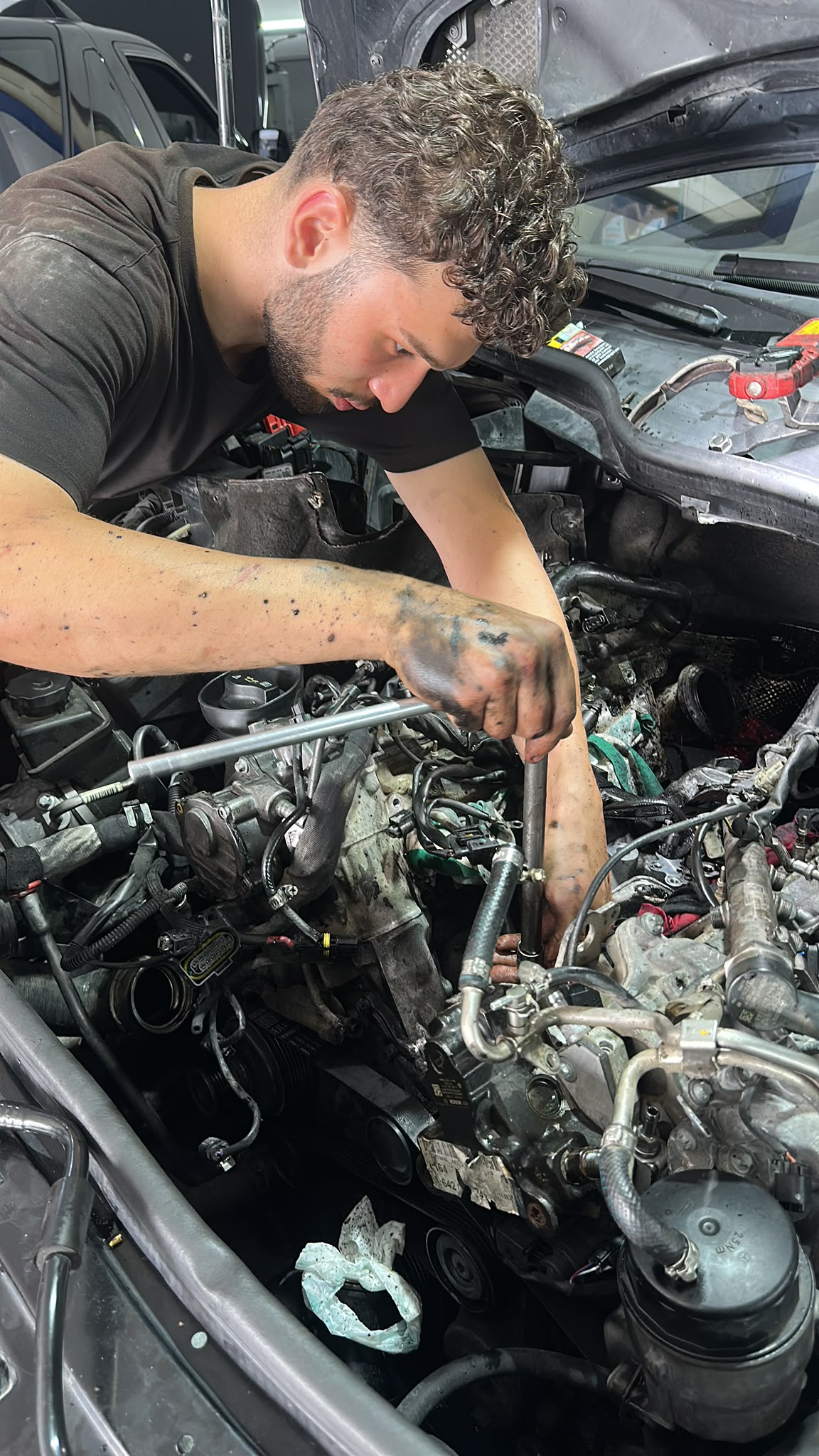 Mercedes-Benz motor onarımı gerçekleştiren servis ustası