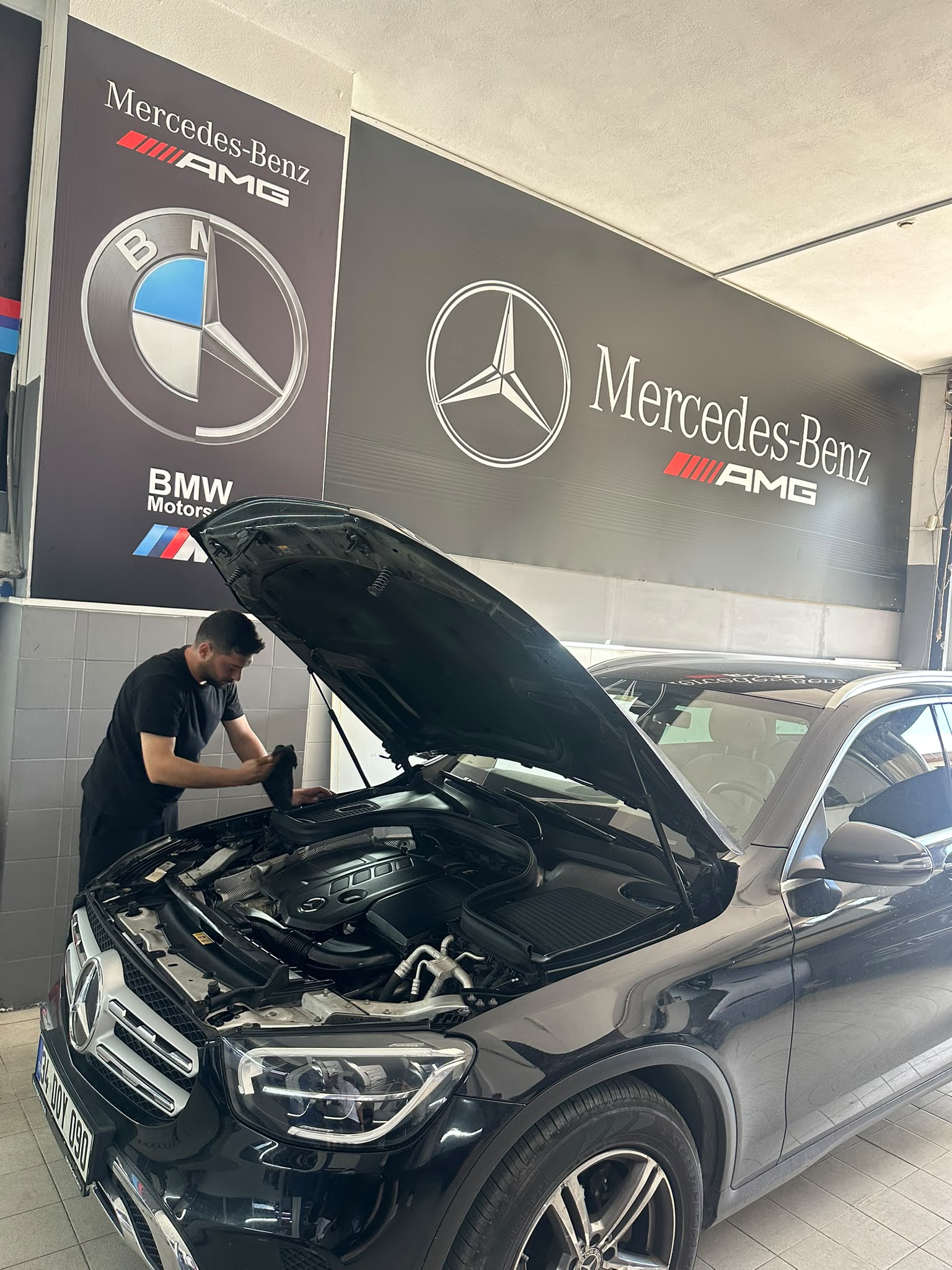 Mercedes-Benz SUV üzerinde bakım yapan usta